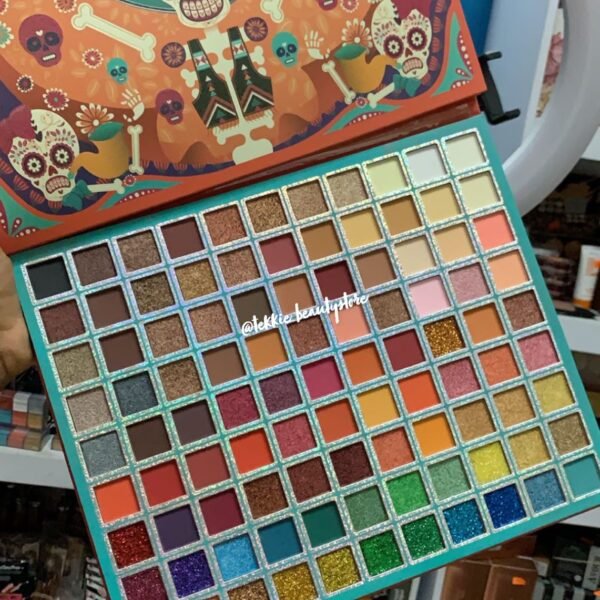 Pigmented large 99 color eyeshadow - skull