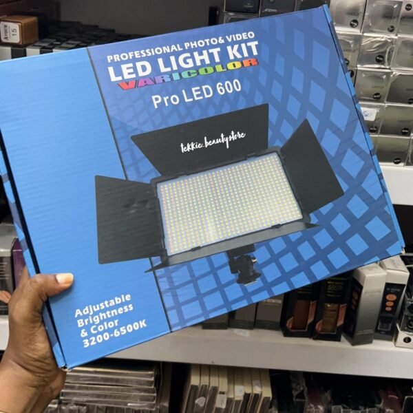 LED 600+ light with tripod and batteries