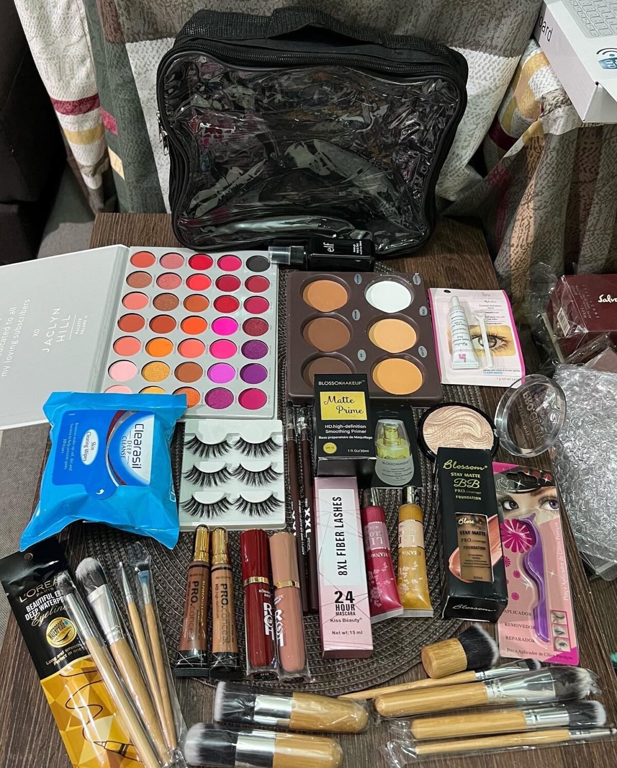 promo makeup kit + free bag - Image 1