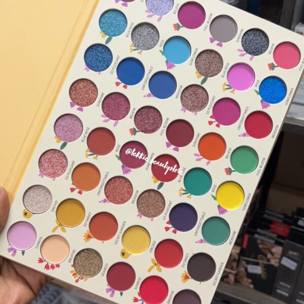 Pretty little thoughts blooming eyeshadow palette
