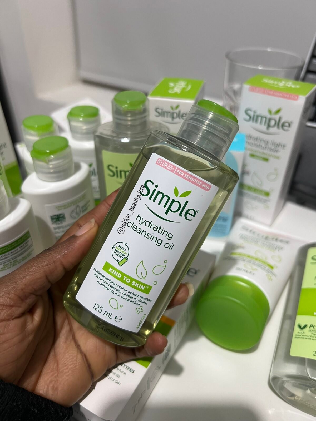 Simple Hydrating Cleansing Oil - Image 1