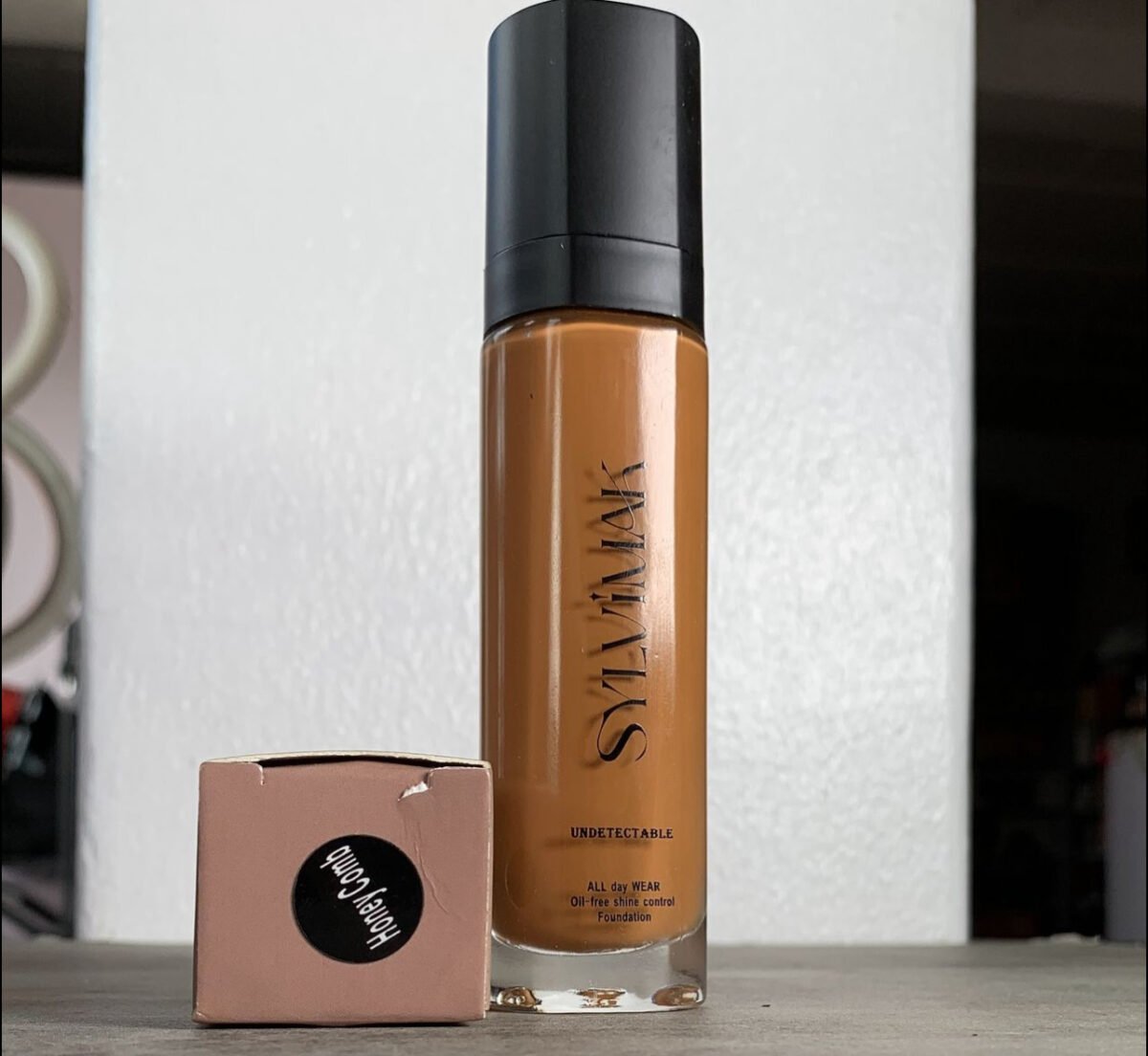 Sylvimak undetected foundation | full coverage | matte | oil-free | shine control | all day wear - Image 2