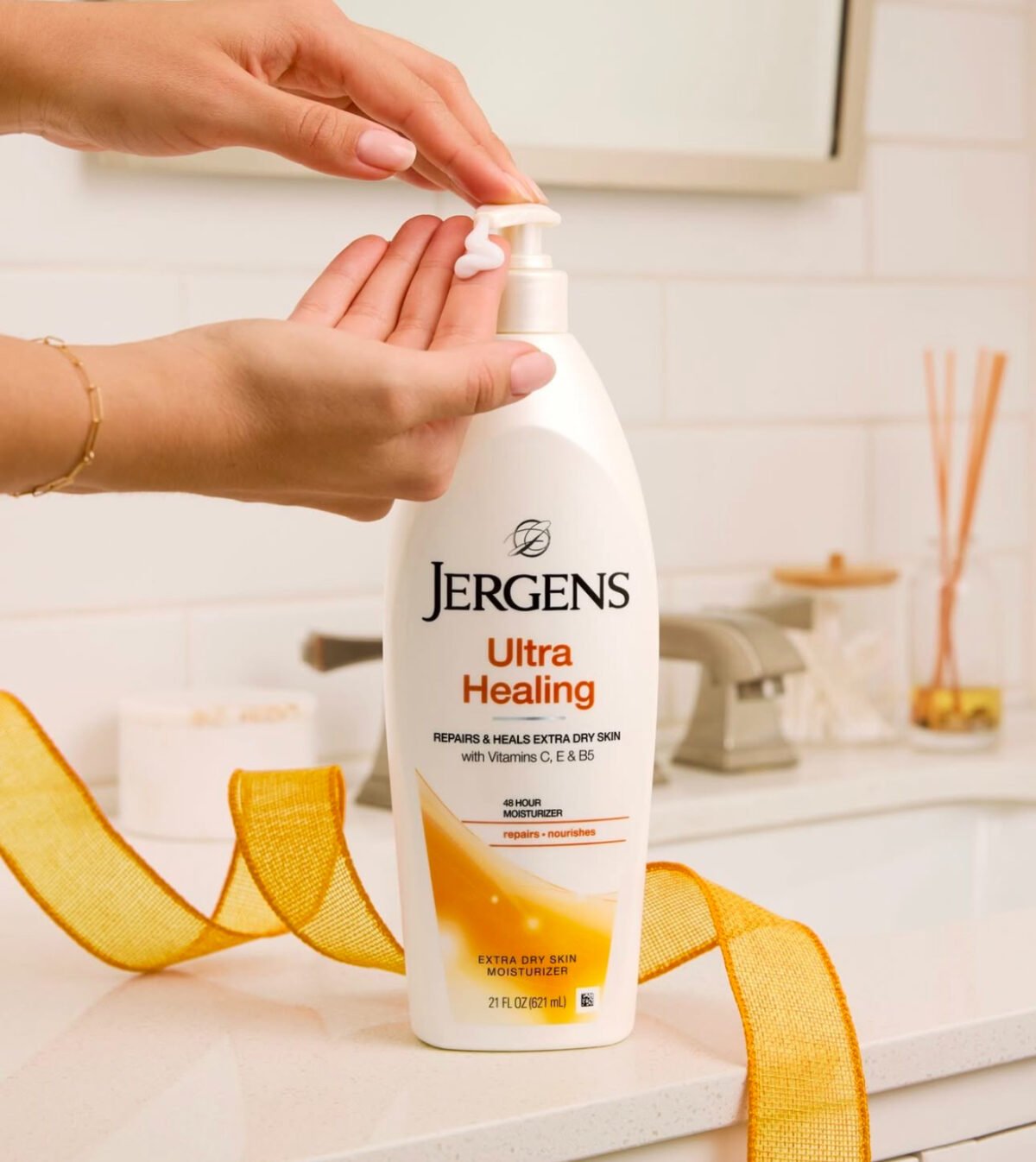 JERGENS® Ultra Healing® Extra Dry Skin Moisturiser 621ml - Image 2