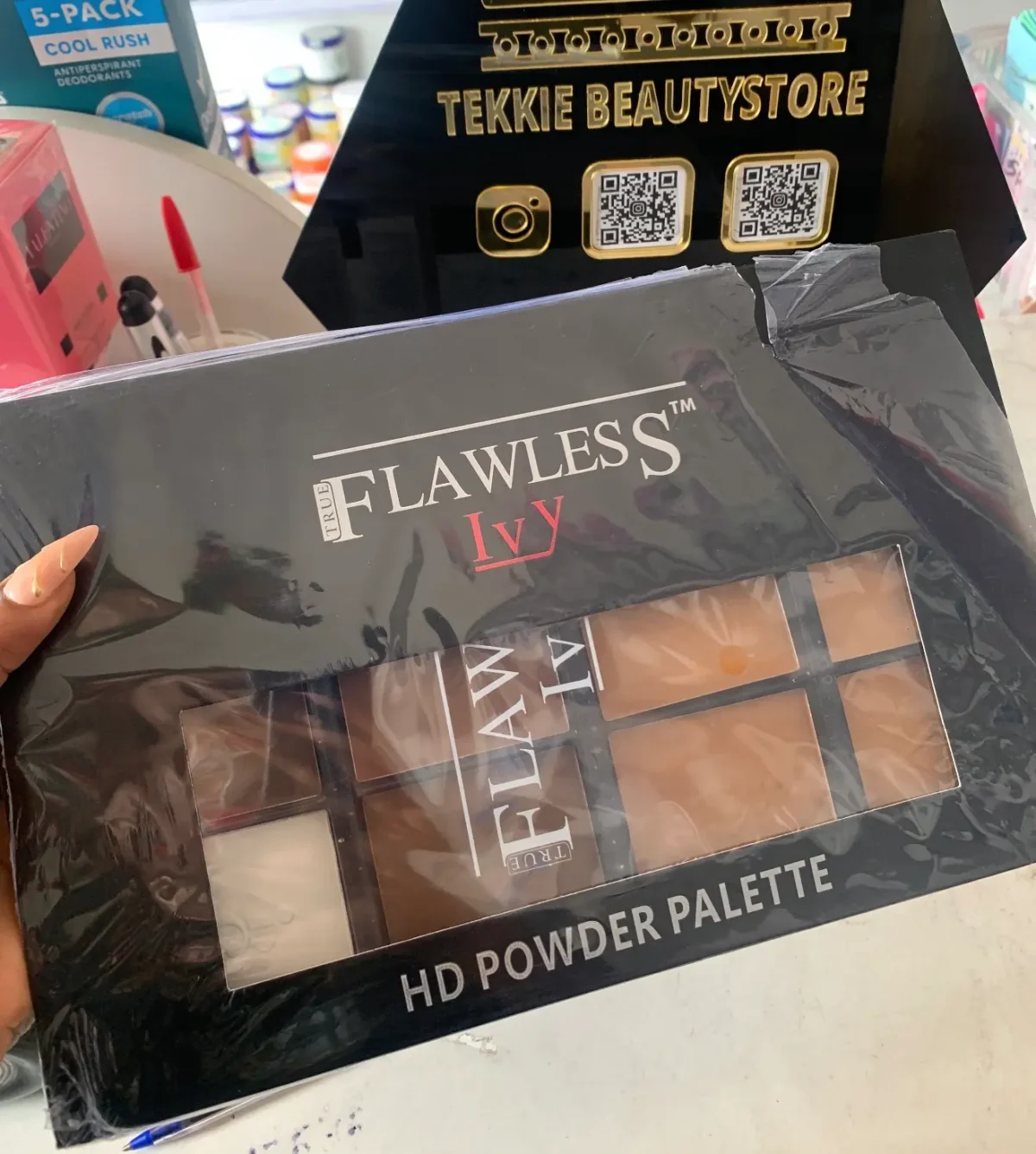 Flawless Ivy HD High Definition Powder palette black packaging - Image 2